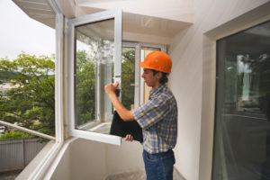 Tilstandsrapport - byggesagkyndig tjekker vinduer for fejl